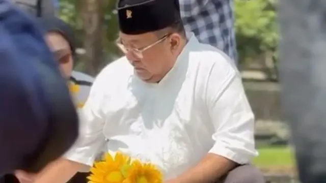 Rano Karno Bawa Bunga Matahari saat Ziarah ke Makam Benyamin Sueb, Pakai Backsound Lagu Sal Priadi di Video Instagram